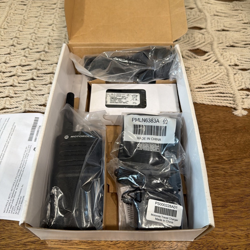 Motorola RM Series RMM2050 Portable MURS Two-Way Business Radio Handheld NEW